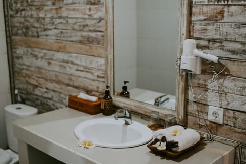 Deluxe Room, Sea View | Bathroom | Shower, free toiletries, towels