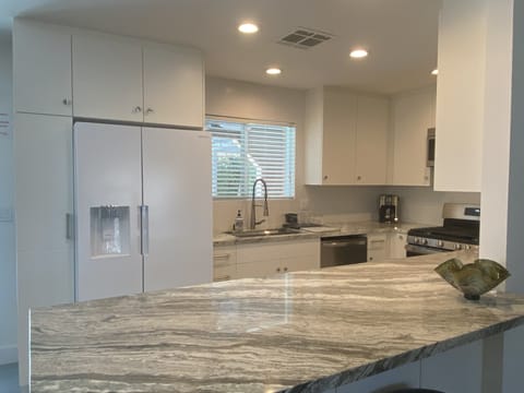 Kitchen breakfast bar