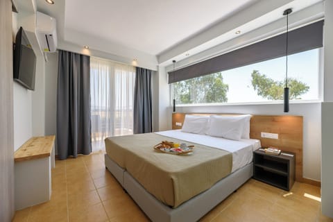 Family Studio Suite | Minibar, desk, laptop workspace, blackout drapes