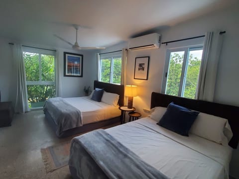 (1) KING BED
(1) QUEEN BED