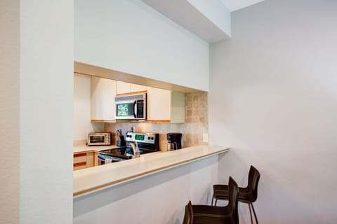 A breakfast nook to grab a coffee or quick meal.