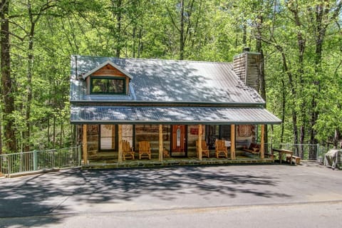 Great location - 5 min to downtown Gatlinburg & Smoky Mtn Nat'l Park entrance.