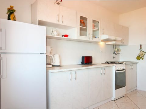 Cabinetry, Property, Kitchen Appliance, Kitchen Stove, Building, Kitchen, Home Appliance, Interior Design, Wall, Stove