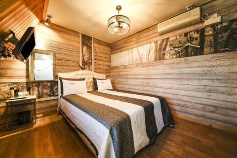 Premium Room | Premium bedding, individually decorated, individually furnished, desk