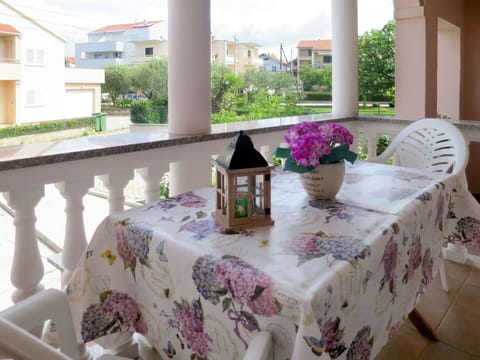 Tablecloth, Textile, Property, Table, Home Accessories, Linens, Room, Purple, Furniture, Interior Design