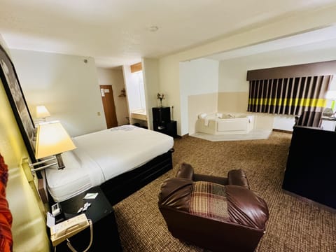 Deluxe King Suite with Spa Bath, Non Smoking | Desk, free WiFi, bed sheets