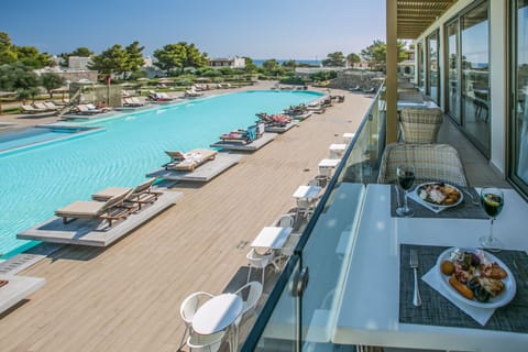 3 outdoor pools, open 10:00 AM to 6:00 PM, pool umbrellas, sun loungers