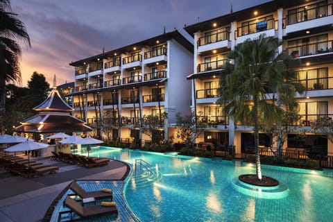 Outdoor pool, free cabanas, pool umbrellas