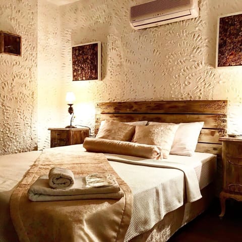 Superior Room (2-3 People) Bay Window | Free WiFi, bed sheets