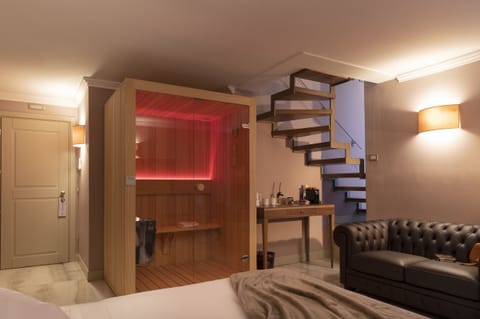 Loft Suite Spa | Premium bedding, minibar, in-room safe, individually furnished