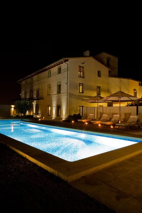 Seasonal outdoor pool, pool umbrellas, sun loungers