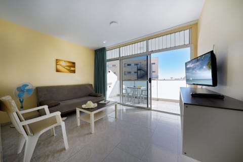 1 bedroom, premium bedding, desk, laptop workspace