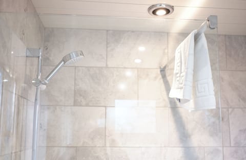 Superior Double or Twin Room | Bathroom | Shower, free toiletries, hair dryer, towels