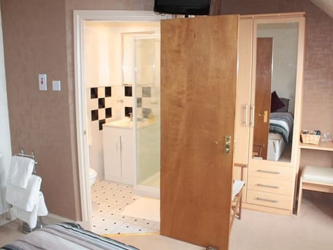 Twin Room, Ensuite | Bathroom