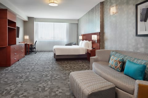 Deluxe Suite, 1 Bedroom (View) | Hypo-allergenic bedding, in-room safe, desk, iron/ironing board