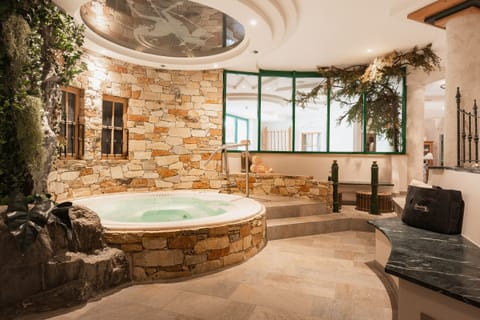 Indoor spa tub