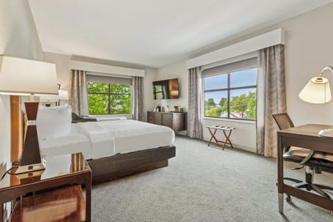 Premium bedding, in-room safe, desk, laptop workspace
