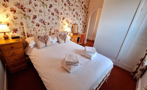 Traditional Double Room (8) | Premium bedding, desk, laptop workspace, blackout drapes