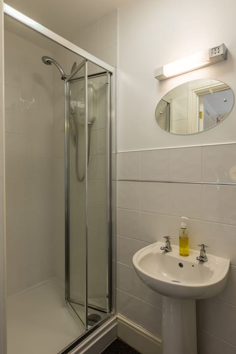 Traditional Twin Room (3) | Bathroom | Shower, eco-friendly toiletries, hair dryer, towels