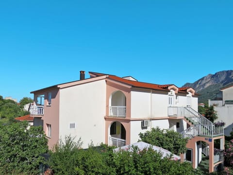 Property, House, Building, Residential Area, Real Estate, Home, Apartment, Town, Sky, Architecture