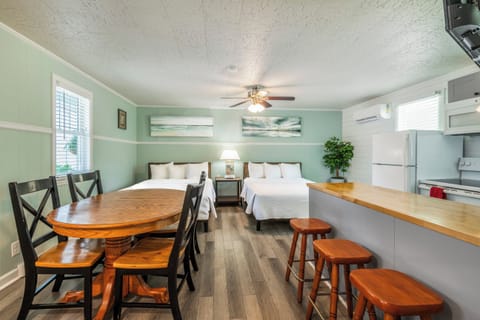 Room 1 Queen/Queen Kitchenette | Iron/ironing board, free WiFi, bed sheets