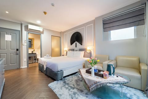 Suite Room | Minibar, desk, soundproofing, free WiFi