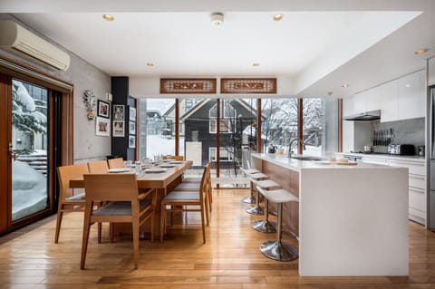 Villa, 4 Bedrooms | Dining room