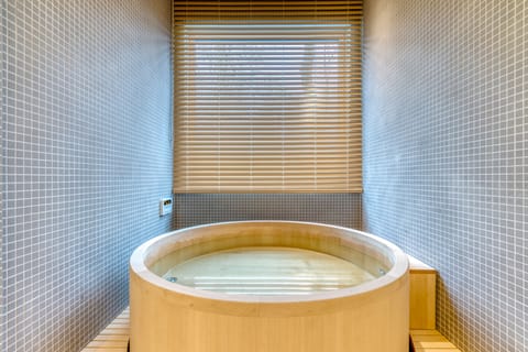 Chalet, 3 Bedrooms | Bathroom | Combined shower/tub, slippers, towels