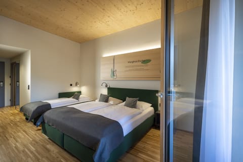 Triple Room | In-room safe, desk, laptop workspace, free WiFi