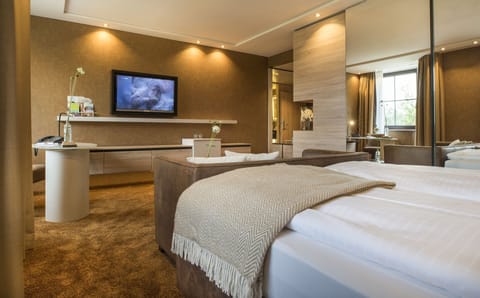 Double Room | Hypo-allergenic bedding, free minibar, in-room safe, desk