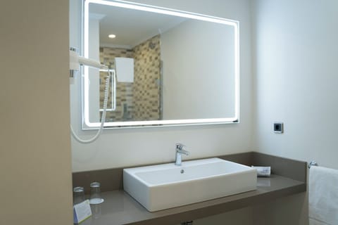 Combined shower/tub, hair dryer, towels