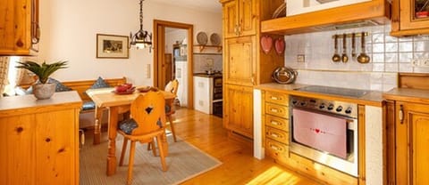 Apartment (Alpenperle) | Private kitchen | Fridge, stovetop, cookware/dishes/utensils