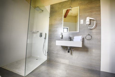 Double Room with Citadel View | Bathroom | Shower, rainfall showerhead, free toiletries, hair dryer