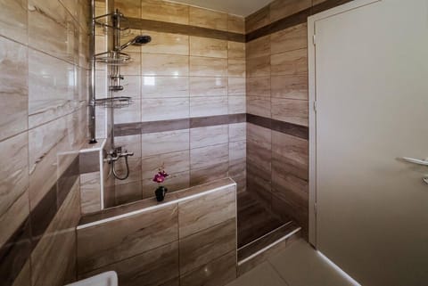 Economy Double or Twin Room | Bathroom | Shower, free toiletries, hair dryer, towels