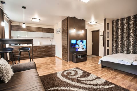 Studio Apartment | Iron/ironing board, WiFi (free), bed sheets
