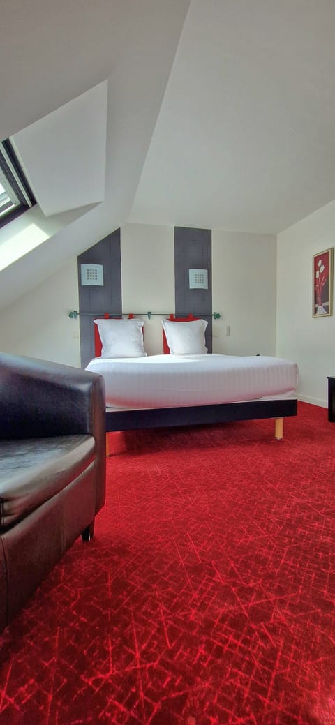 Premium bedding, desk, soundproofing, free WiFi