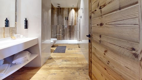 Junior Luxury Suite | Bathroom | Hair dryer, bidet, towels, soap