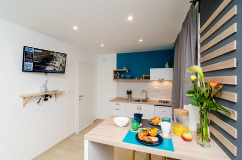 Standard Studio, 1 Queen Bed, Kitchenette | Pillowtop beds, soundproofing, iron/ironing board, free WiFi