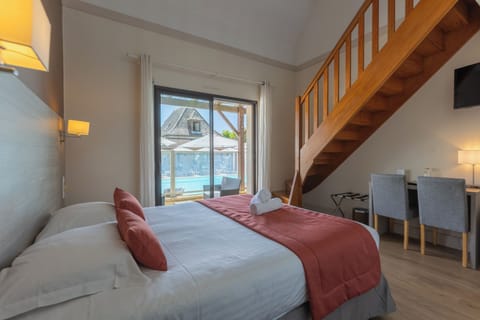 Chambre familiale avec terrasse  vue piscine | In-room safe, desk, WiFi (free), bed sheets