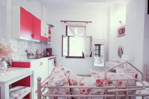 Studio (Silver- Red) | Living area | Flat-screen TV