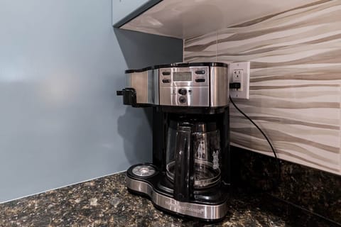 Drip coffee maker w/single serve option