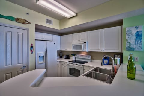 Condo, 3 Bedrooms | Private kitchen