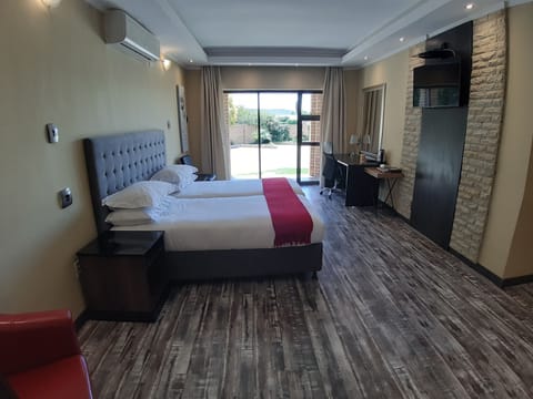 Twin Room | Hypo-allergenic bedding available, memory foam beds, in-room safe, desk