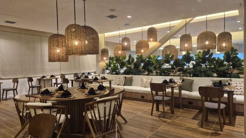 3 restaurants; breakfast, lunch, dinner, and brunch served