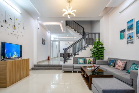 ground floor with a living room, a dining room and kitchen room, a bathroom
