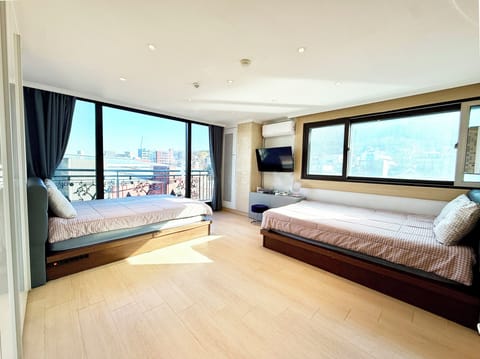 Deluxe Studio, 2 Queen Beds | Pillowtop beds, individually decorated, individually furnished