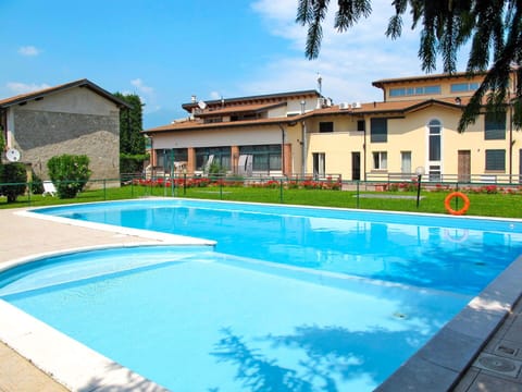 Water, Building, Sky, Plant, Cloud, Property, Daytime, Window, Swimming Pool, Azure