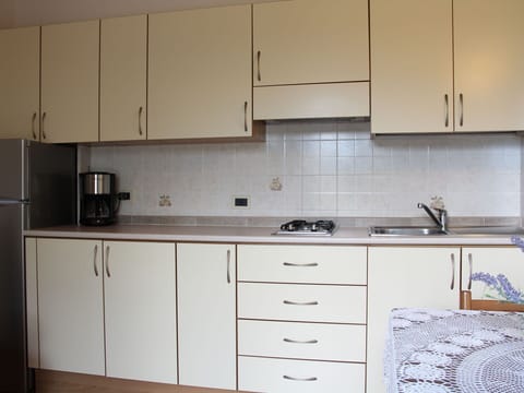 Countertop, Cabinetry, Kitchen, Room, Furniture, Property, Interior Design, Tile, Cupboard, Floor