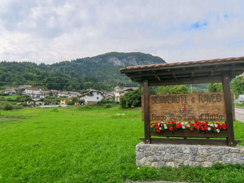 Wood, Lighting, Interior Design, Flooring, Floor, Living Room, Real Estate, Hardwood, Table, Beam