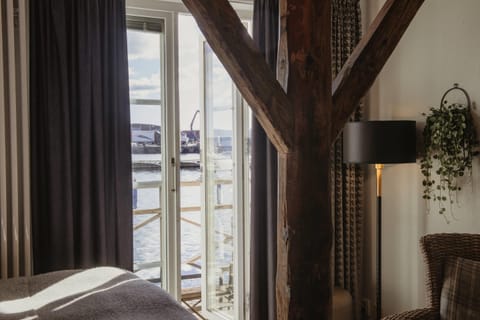 Superior Queen with Balcony | Desk, laptop workspace, iron/ironing board, bed sheets